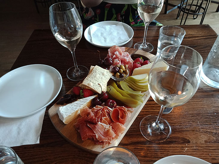 OPPO A73 camera sample: wine and cheese OPPO A73 camera sample: wine and cheese