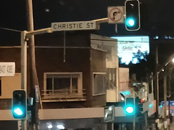 OPPO R11s camera sample: 100% crop of street at night OPPO R11s camera sample: 100% crop of street at night