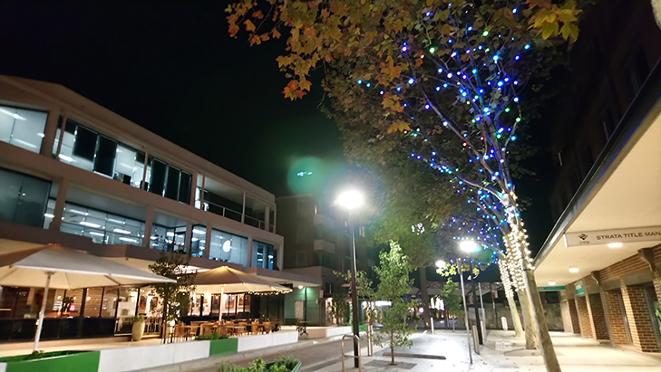 Sony Xperia XA2 camera sample: street at night