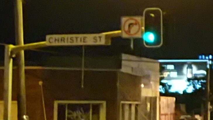 Sony Xperia XA2 camera sample: street at night 100% crop