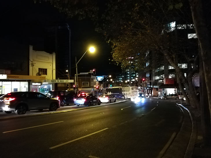 Huawei Nova 3e camera sample: street at night