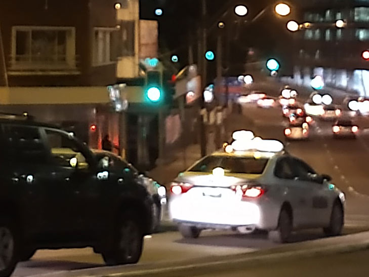 Moto G6 Plus camera sample: 100% crop of street at night