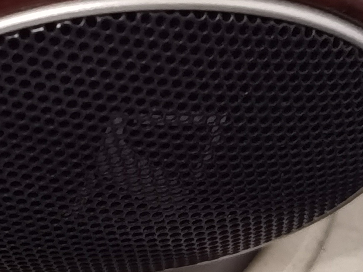 Huawei P40 Pro camera sample: 100% crop of headphones Huawei P40 Pro camera sample: 100% crop of headphones