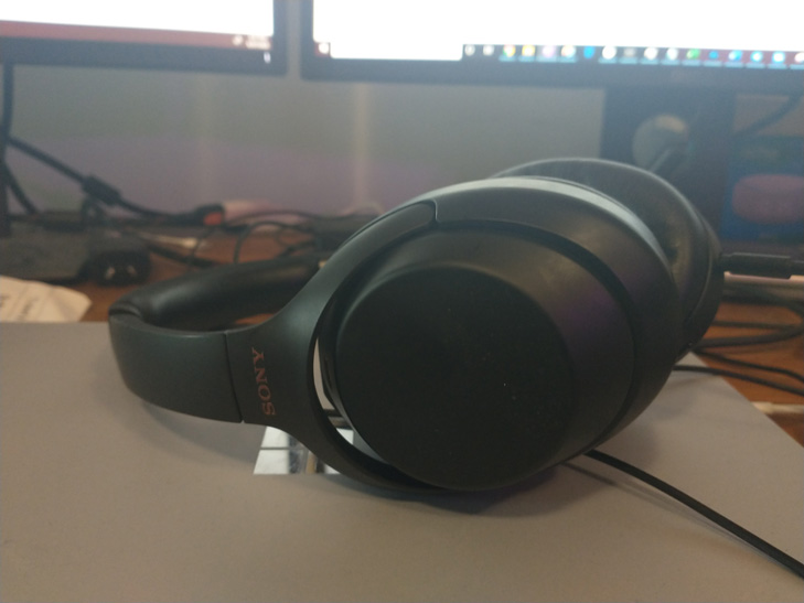 Moto G8 camera sample: headphones Moto G8 camera sample: headphones