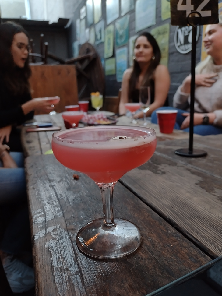 Moto G9 Play: Camera Sample - Pink cocktail in pub Moto G9 Play: Camera Sample - Pink cocktail in pub