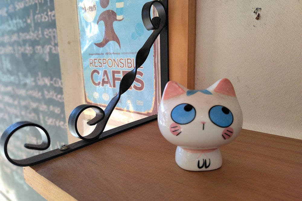 photo of cat figure taken with TCL 20 SE photo of cat figure taken with TCL 20 SE