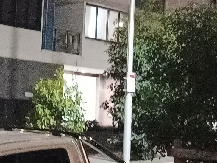Motorola Edge 20 Fusion camera sample: 100% crop of street at night Motorola Edge 20 Fusion camera sample: 100% crop of street at night