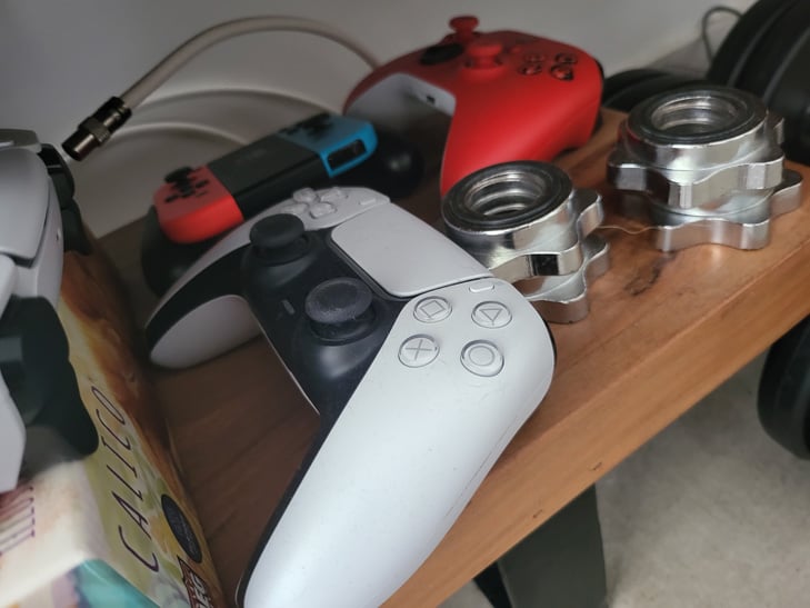 Samsung Galaxy Z Fold 3 camera sample: controllers Samsung Galaxy Z Fold 3 camera sample: controllers