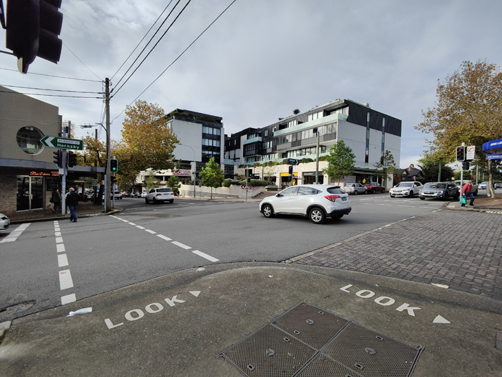 OPPO Find X5 Pro camera sample: street OPPO Find X5 Pro camera sample: street