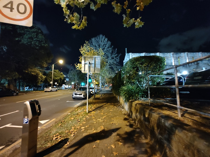 Motorola Edge 30 Pro camera sample: night street Motorola Edge 30 Pro camera sample: night street