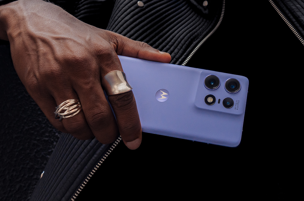 Motorola's new phone comes with $250 "sound by Bose" earbuds