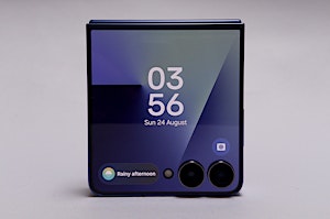 Galaxy Z Flip 7 Insert alt text