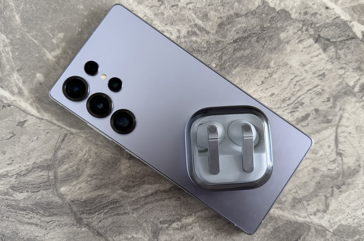 Samsung Galaxy Buds 4 Pro on top of Galaxy S25 Ultra Samsung Galaxy Buds 4 Pro on top of Galaxy S25 Ultra