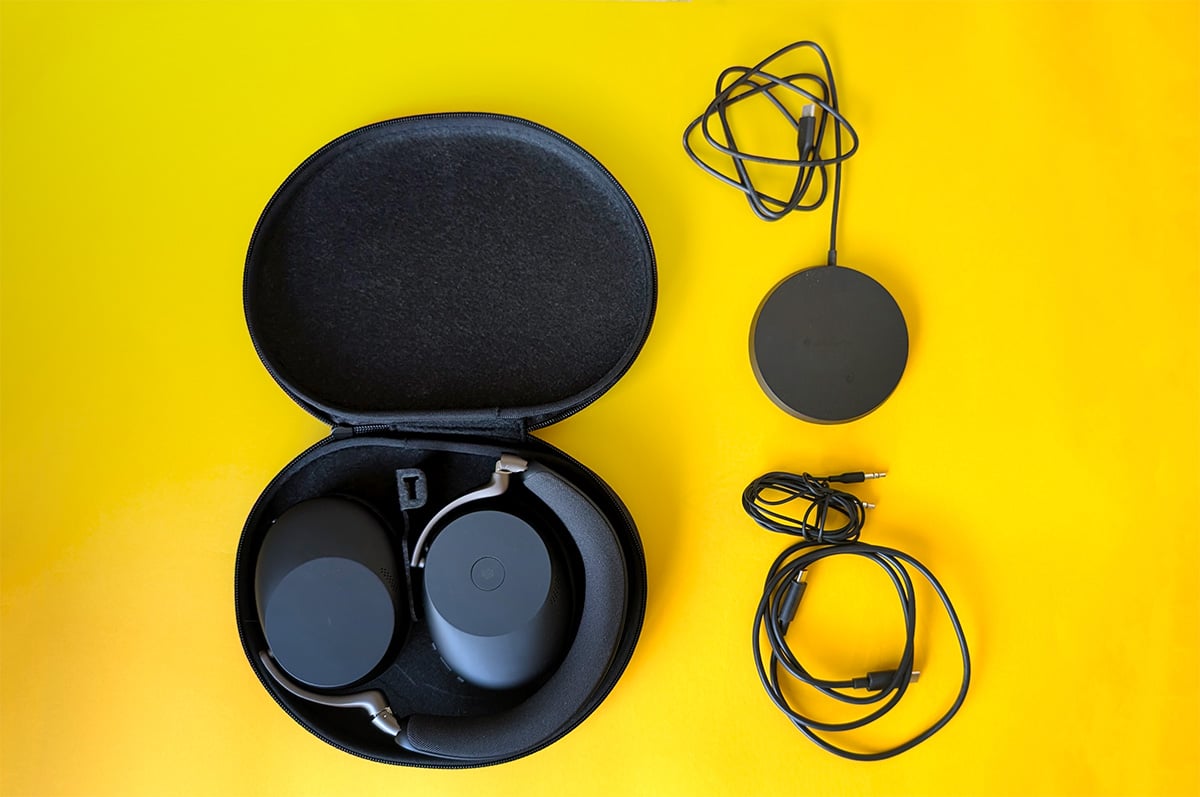 Jabra Evolve3 85 case, cables and wireless charger Jabra Evolve3 85 case, cables and wireless charger