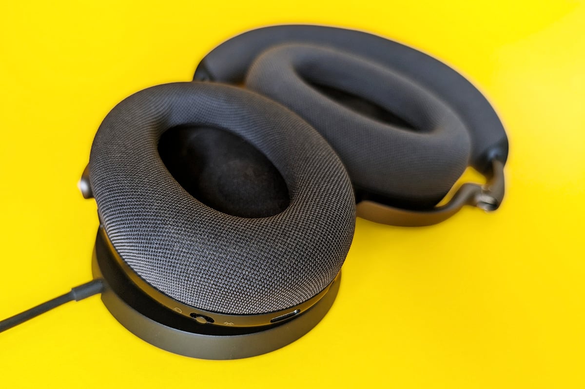 Jabra Evolve3 85 on wireless charger Jabra Evolve3 85 on wireless charger