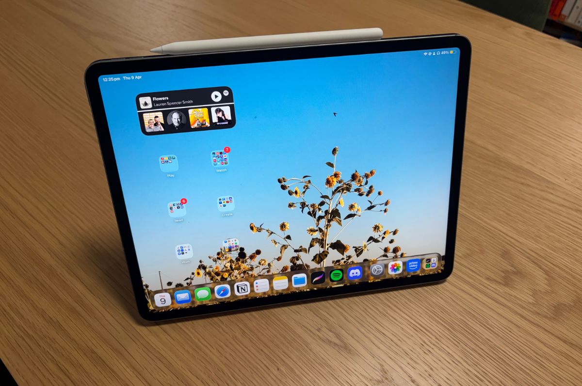 iPad Air (M4) standing iPad Air (M4) standing