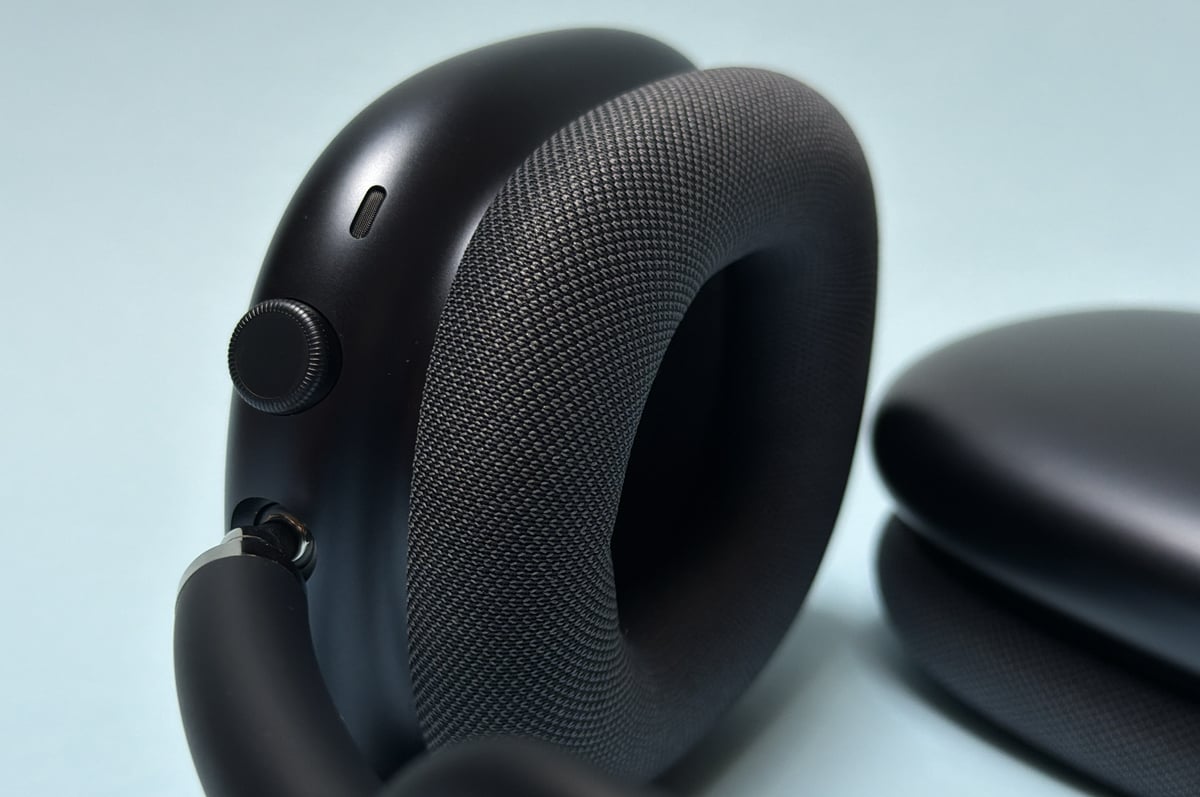 "Digital Crown" on AirPods Max 2 "Digital Crown" on AirPods Max 2