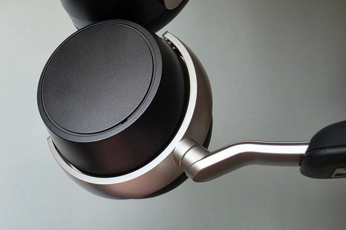 Plastic yoke of the Sennheiser HDB 630 front-on Plastic yoke of the Sennheiser HDB 630 front-on