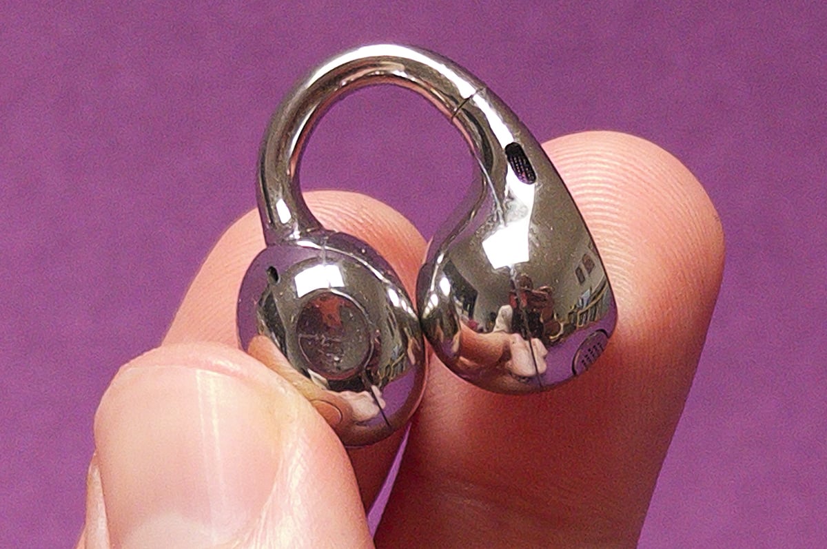 OPPO Enco Clip 2 bud in hand