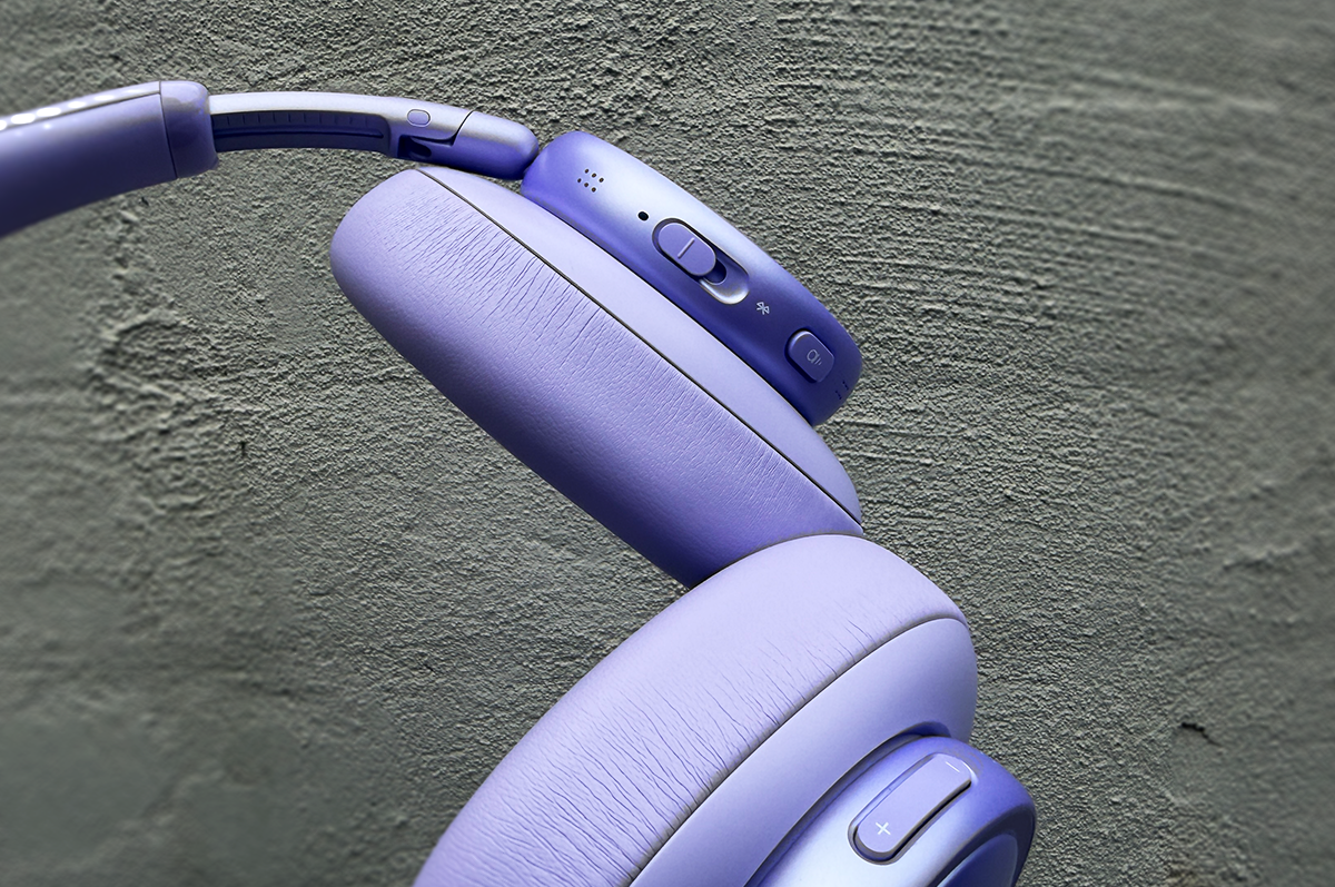 JBL 780NC buttons close up JBL 780NC buttons close up