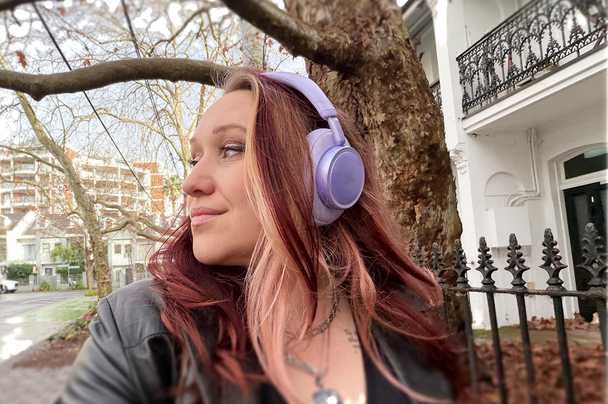 JBL 780 NC in purple being worn by a woman JBL 780 NC in purple being worn by a woman
