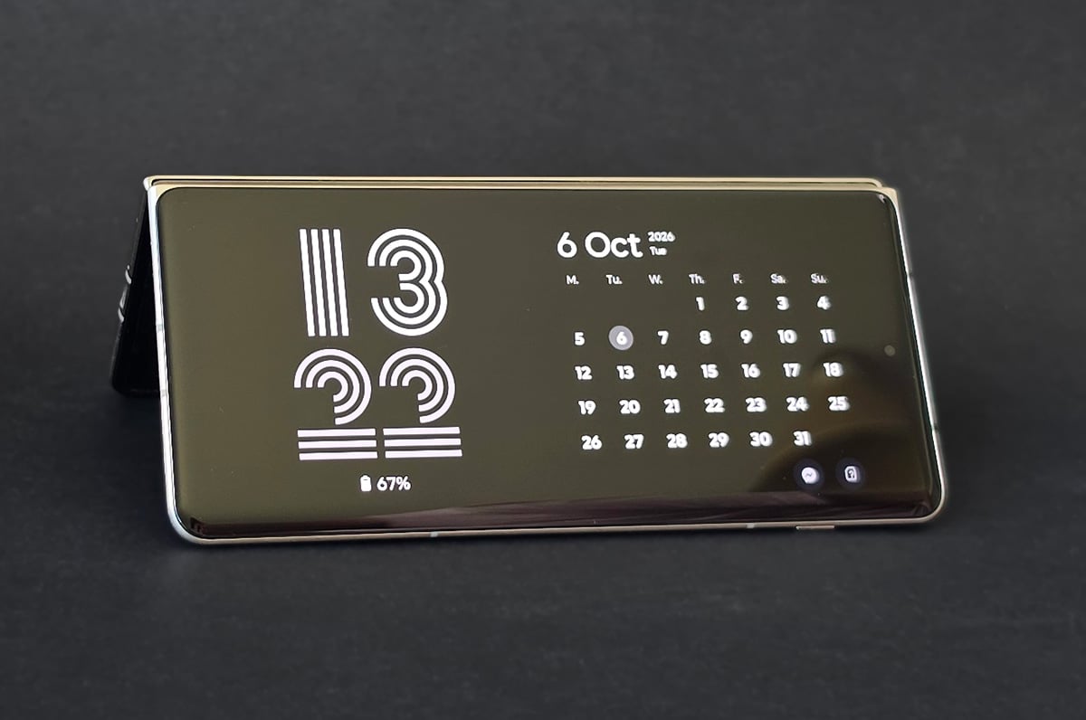 Tent-mode lock screen on the Razr Fold