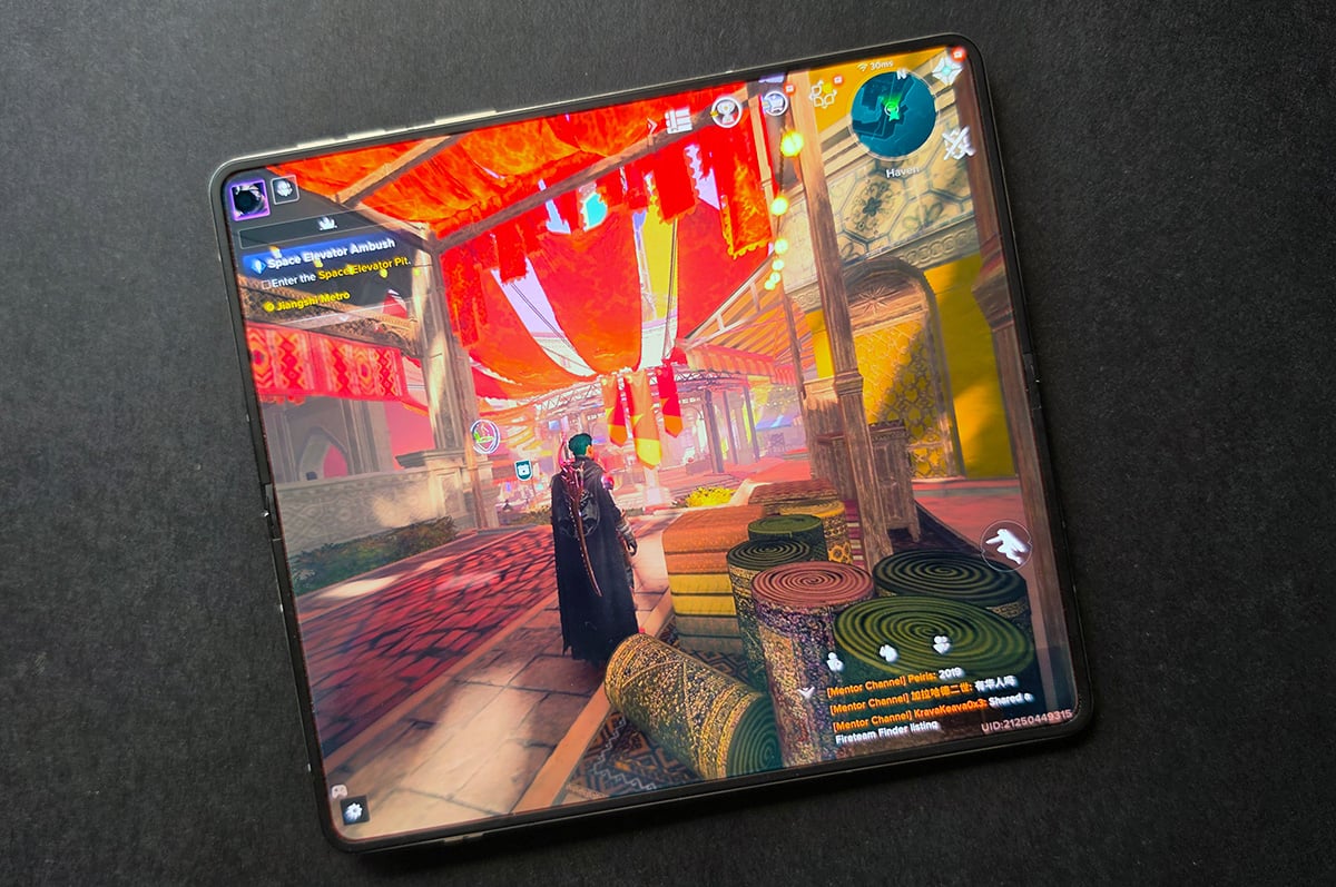 Internal screen gaming on the Razr Fold