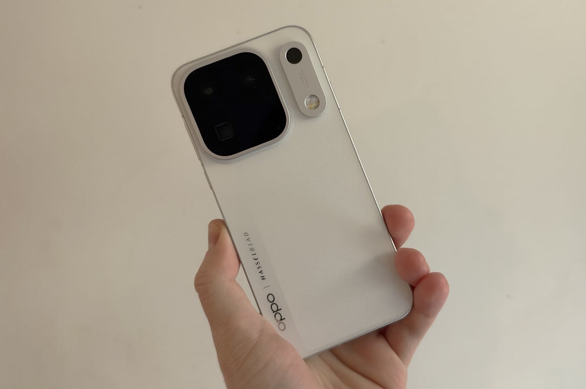 OPPO Find X10 pre-orders come with $799 clip-on camera lens