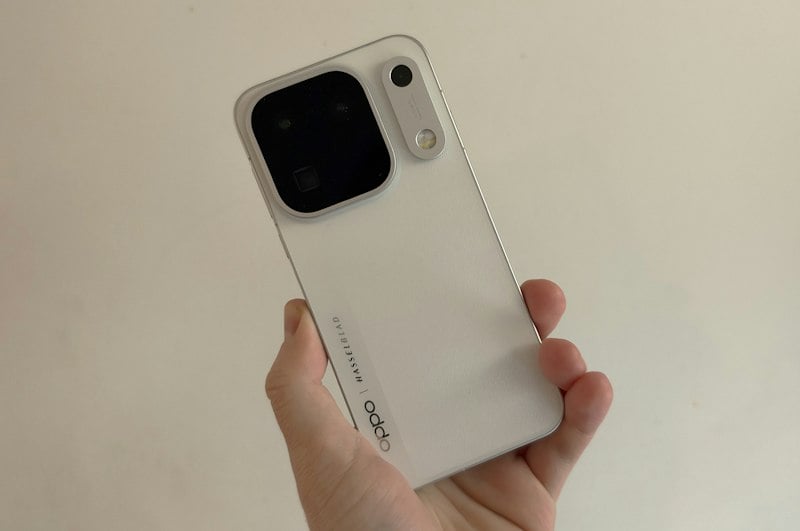 OPPO Find X10 pre-orders come with $799 clip-on camera lens